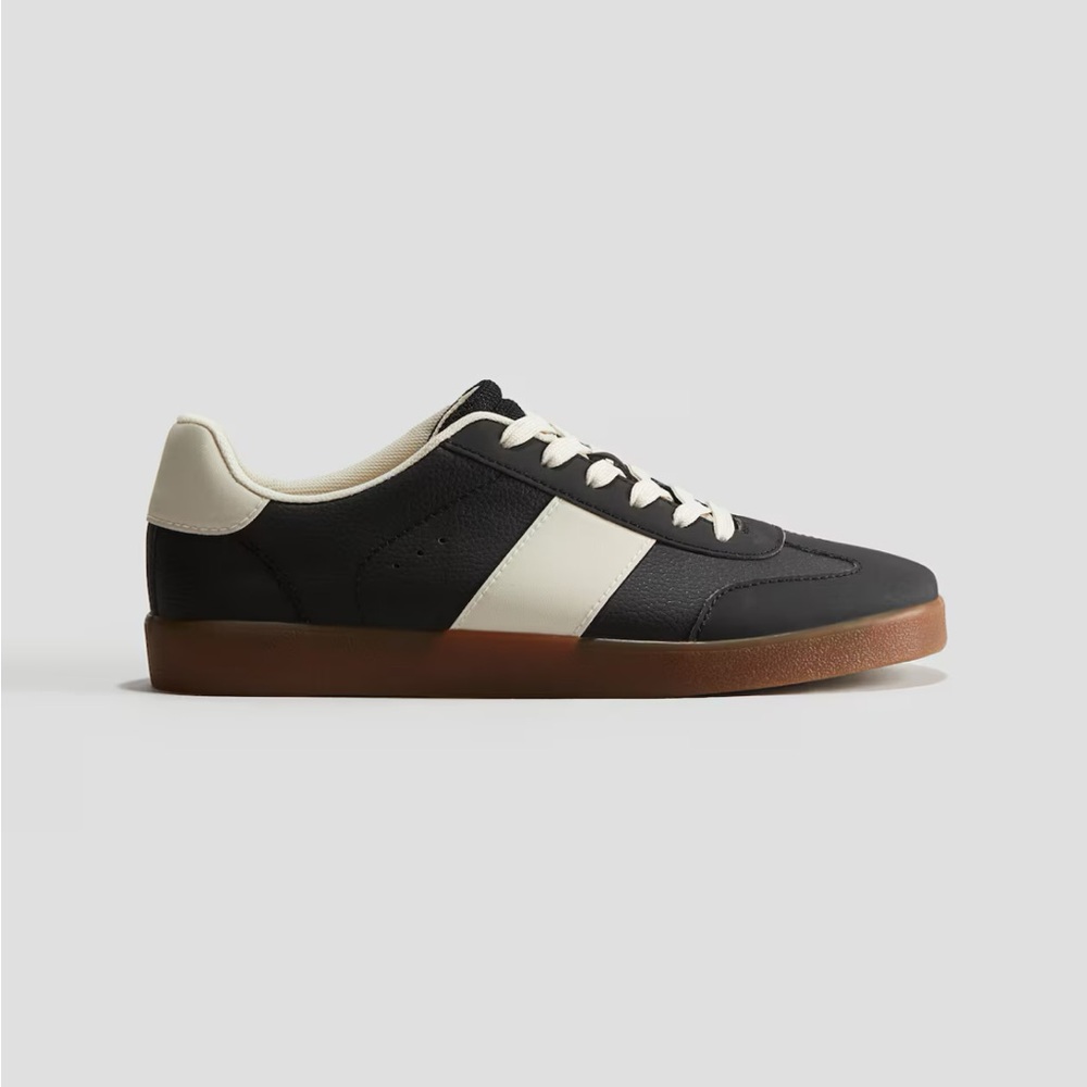 Brand new H&M girls sneakers 
Classic Black and White girls Sneakers